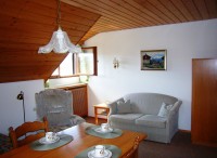 Bild 7 Wohnzimmer mit Sofa und Esstisch - Bild 7: Traumhafte Bodensee Ferienwohnung - Wilhelmina Hangarter
