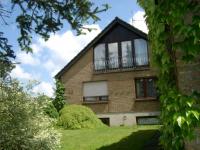 Unsere Ferienwohnung ist mit 89 Quadratmetern großzügig und komfortabel eingerichtet. Das Wohn- und Schlafzimmer, zwei separate Einzelschlafzimmer, die Küche und das Bad bilden im ersten Stock unseres Winkelbungalows eine geschlossene Einheit. - Bild 1: Ferienwohnung Benzmann 20 km v. Bodensee